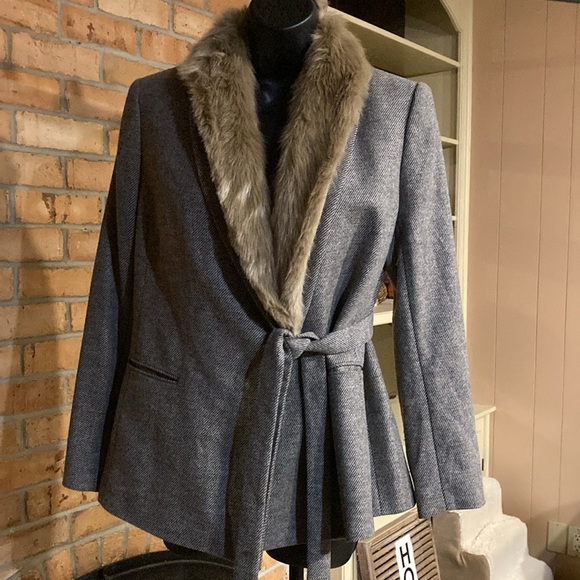 Banana Republic Jackets & Blazers - Banana Republic Gray Herringbone Blazer with Faux Fur Trim
